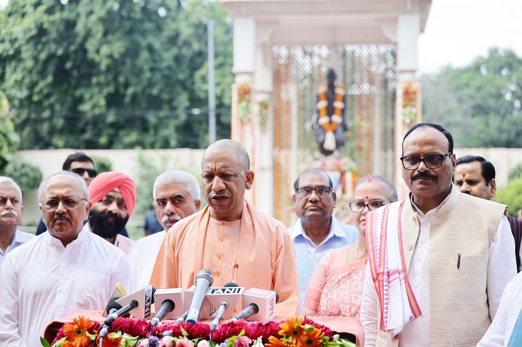 गांवों को वोट बैंक समझने वालों की राजनीति से गांव पीछे रह गए- सीएम योगी