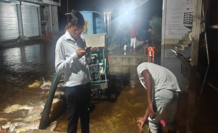 योगी सरकार का बाढ़ प्रभावित क्षेत्रों में स्वच्छता और स्वास्थ्य सुरक्षा पर जोर, ड्रोन से एंटी लार्वा छिड़काव