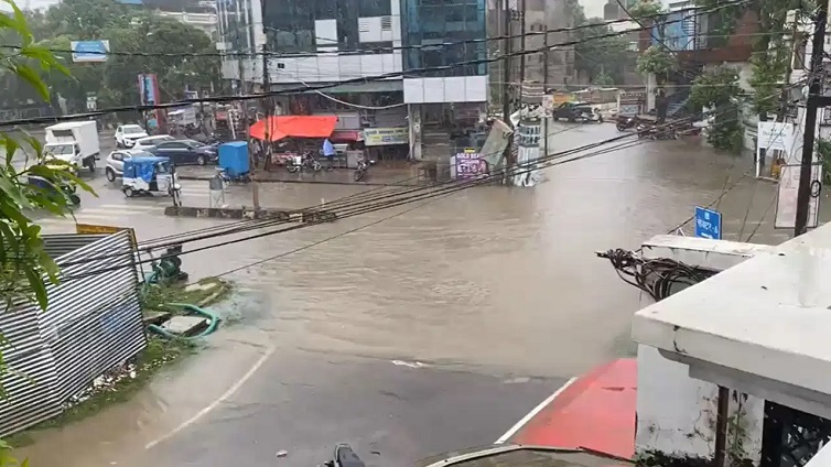 लखनऊ में गोमती का तांडव, 3.5 लाख लोग प्रभावित; 24 घंटे में 2 फीट बढ़ सकता है जलस्तर
