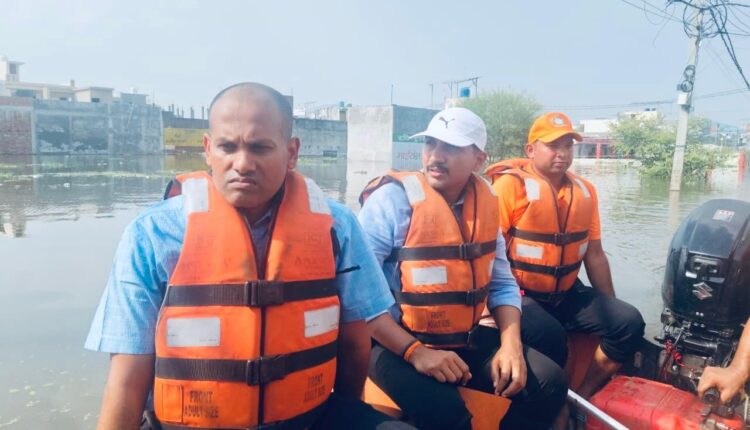 सीएम योगी के निर्देश पर लखनऊ में बाढ़ राहत अभियान तेज, डीएम ने संभाली कमान
