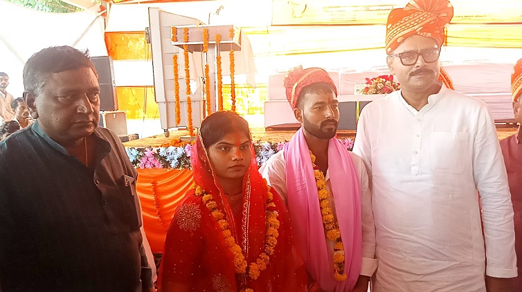 शहनाइयों की गूंज के बीच अयोध्या के गोसाईगंज में 185 जोड़ों ने थामा एक-दूजे का हाथ