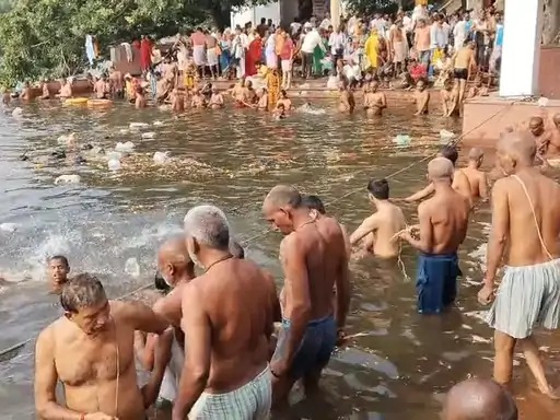 पितृ विसर्जन पर गोंडा में उमड़ी भीड़, सुबह 9 बजे तक 10 हजार ने किया स्नान