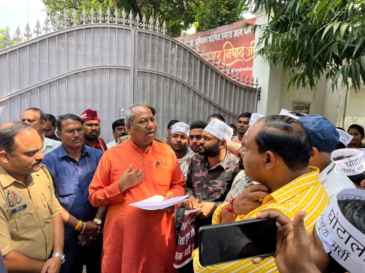 शिक्षक भर्ती को लेकर अभ्यर्थियों का प्रदर्शन, मंत्री संजय निषाद ने दिया भरोसा