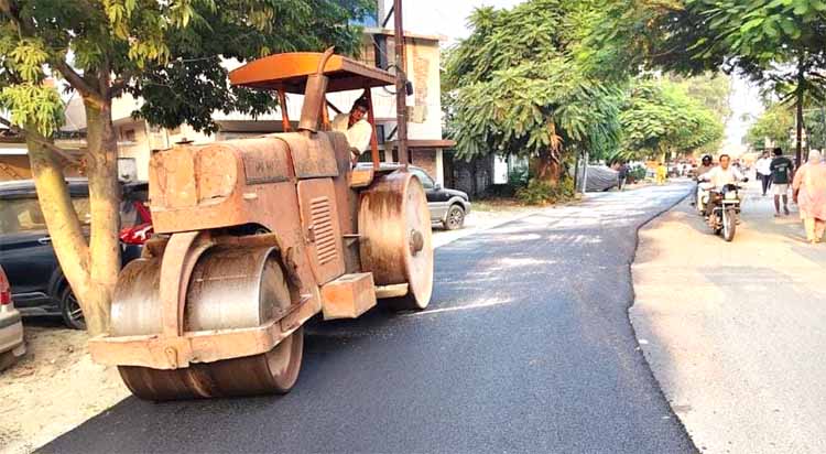 Uttarakhand: 15 अक्टूबर तक गड्ढामुक्त होंगी सड़कें, हाईवे पर दिन-रात मरम्मत